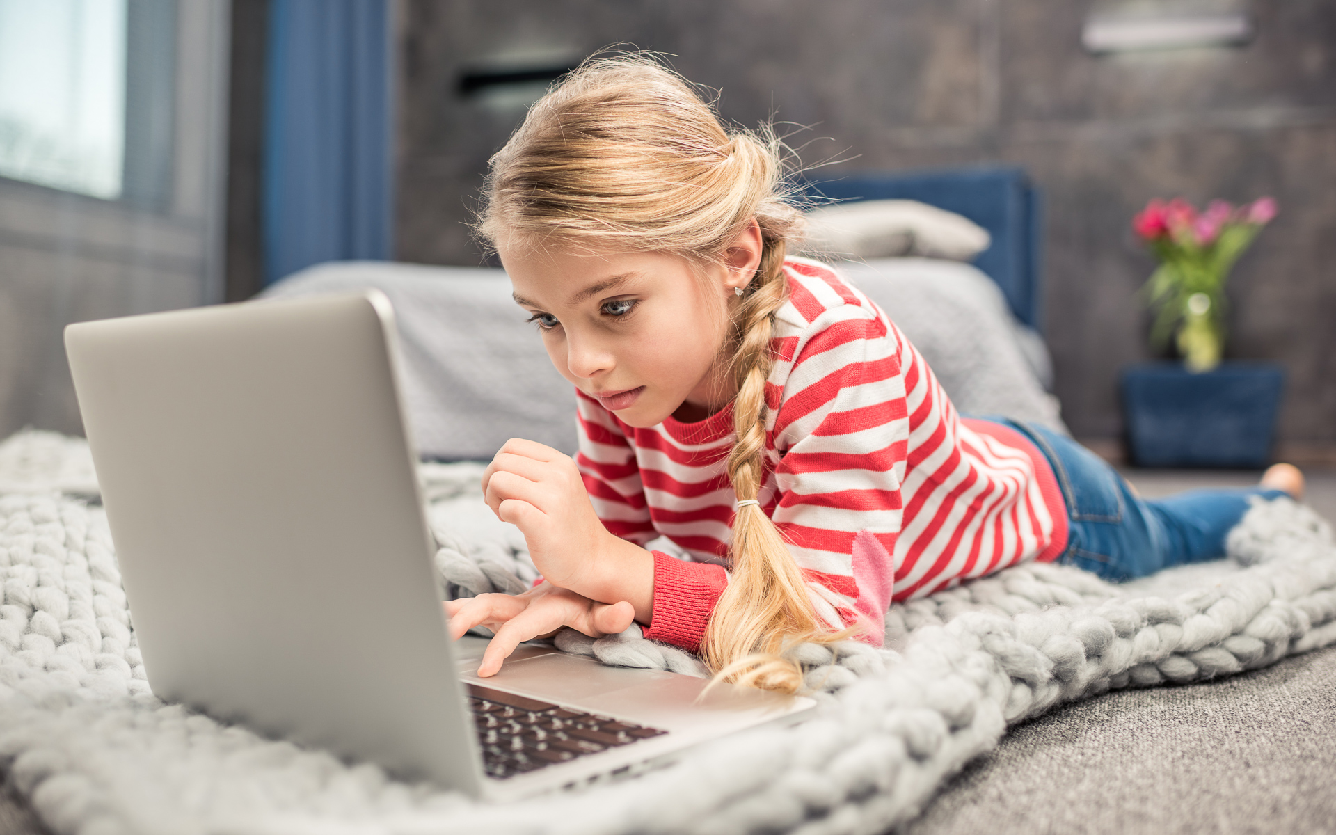 Дівчинка на уроках онлайн