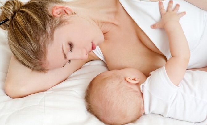 Чи можна годувати дитину лежачи: підбираємо зручну позу