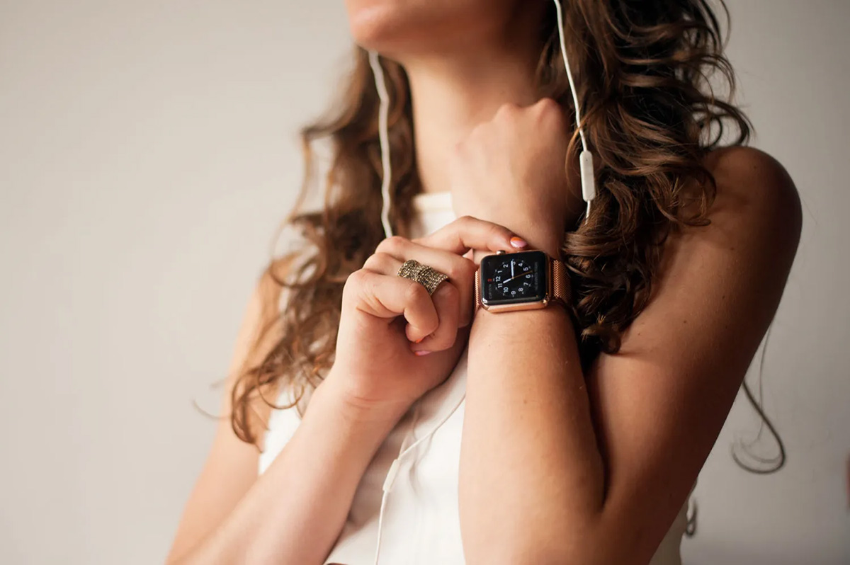 Умные часы Apple Watch на женской руке