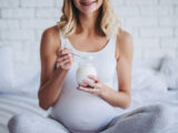 Здорова вагітна жінка їсть йогурт
