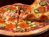 Вкусная пицца пепперони