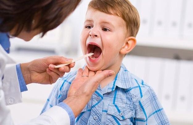 Вибираємо засіб для полоскання горла дитині і вчимо малюка виконувати корисну процедуру