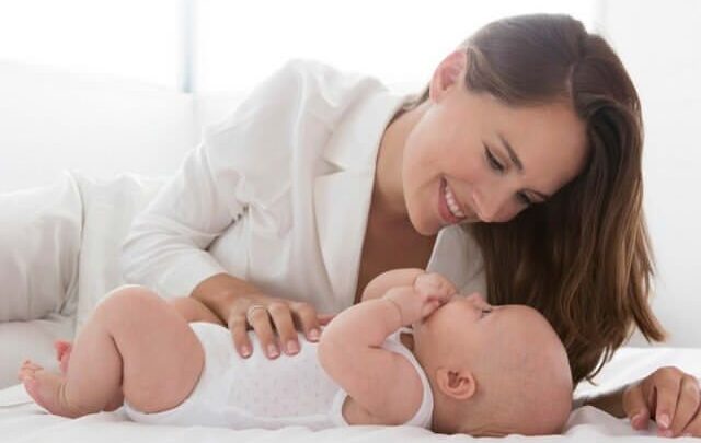 Як змінюються дівчинки до 7 місяців: норми розвитку дитини і рекомендації лікаря Комаровського