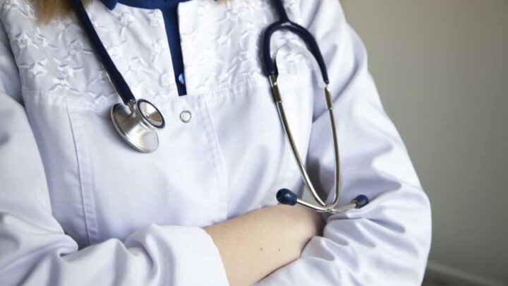 Нежить – протипоказання для водних процедур? Чи можна купати дитину з соплями