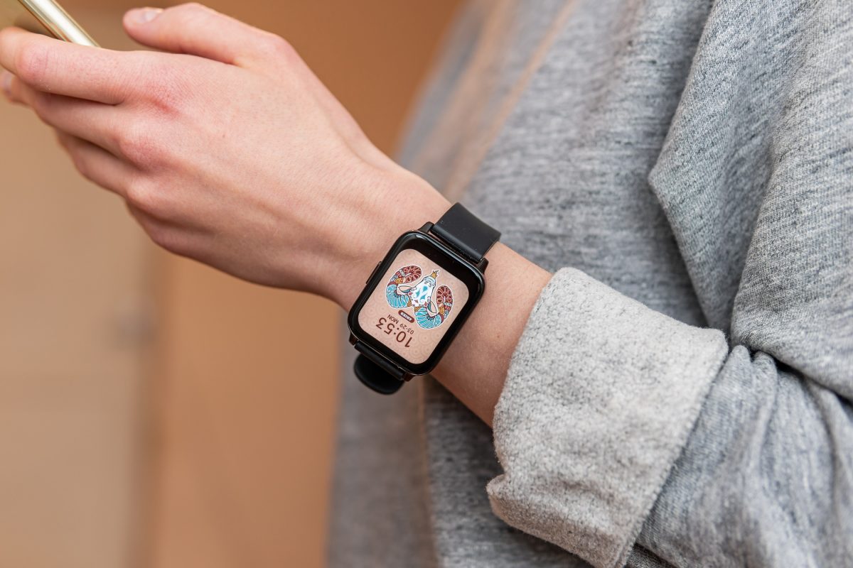 Розумний годинник на жіночій руці