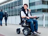 У чому переваги інвалідних візків з електроприводом перед звичайними