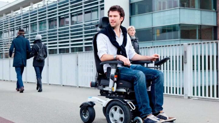 У чому переваги інвалідних візків з електроприводом перед звичайними