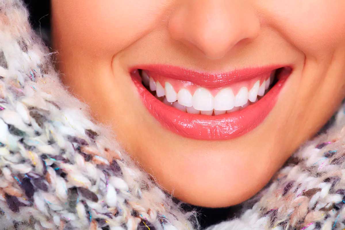 Белоснежные зубу девушки: результат правильного ухода за полостью рта