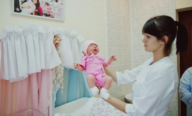 Що потрібно для виписки з пологового будинку взимку: ковдру, конверт і інший одяг для новонародженого