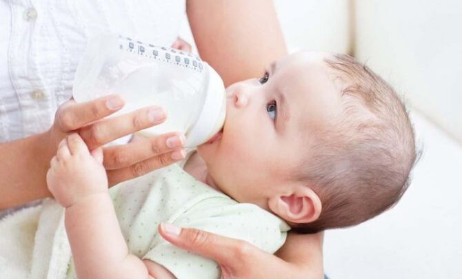 Як привчити дитину до грудного вигодовування після пляшечки
