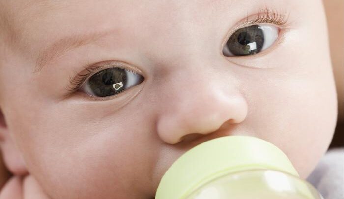 Переваги та недоліки вигодовування зцідженим молоком