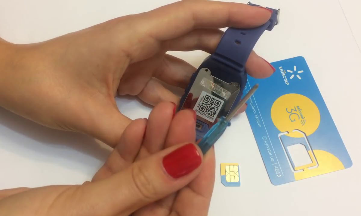 Вставляем SIM карту в смарт часы