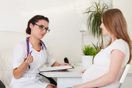 Лікувати застуду під час вагітності необхідно під наглядом лікаря