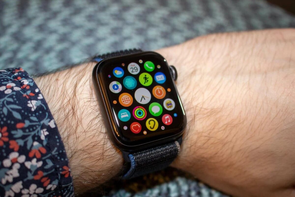 Смарт-годинник Apple watch se на руці