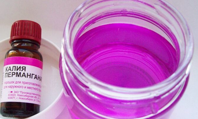 Скільки марганцівки додавати в воду для купання новонародженого