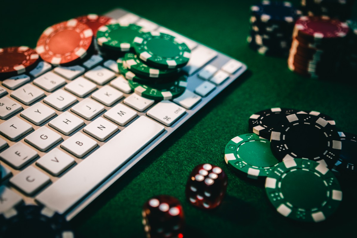 Якість гри та романтика покеру в інтернеті