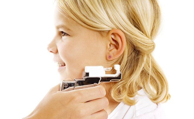 Чим мазати вушка після проколу дитині. Як правильно обробляти вуха дитині після проколу? Поради та рекомендації