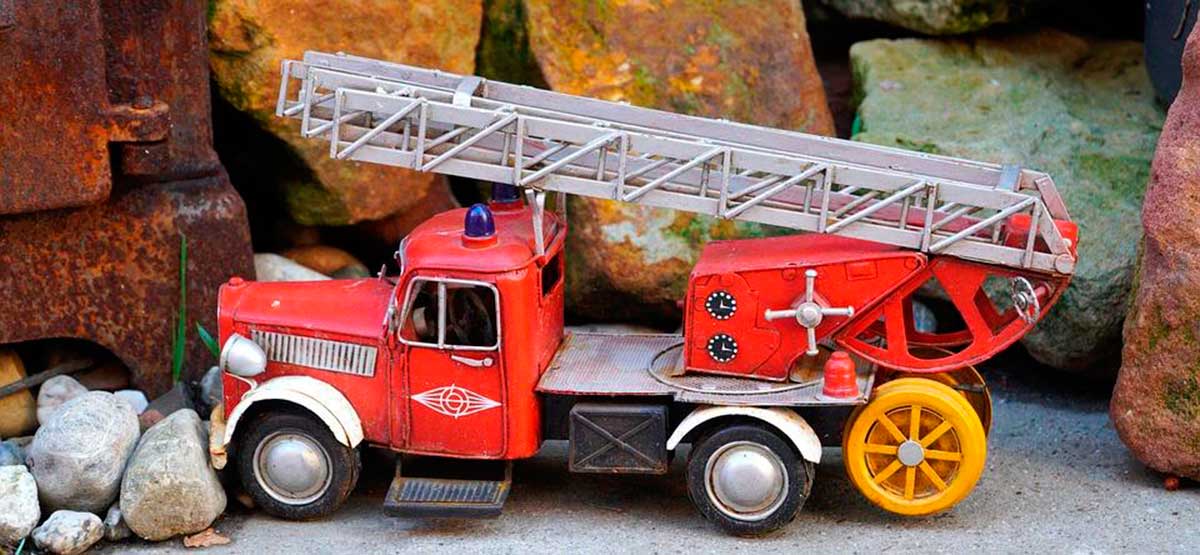 Детская пожарная машина (игрушка для маленького ребенка)