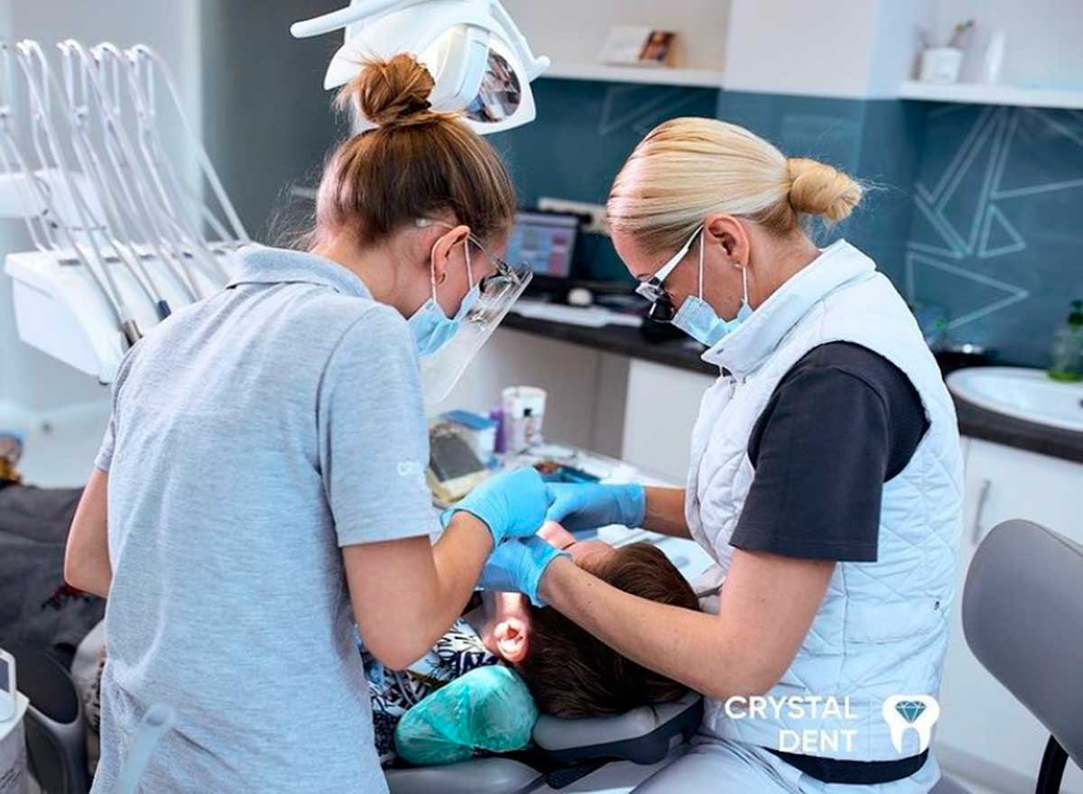 Профессиональная чистка зубов в 4 руки (фото клиники Crystal Dent)