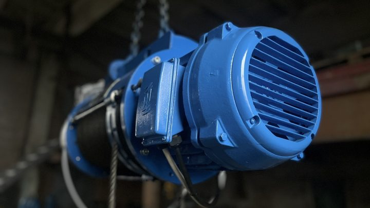 Взрывозащищенные тельферы: безопасный подъем в условиях повышенного риска