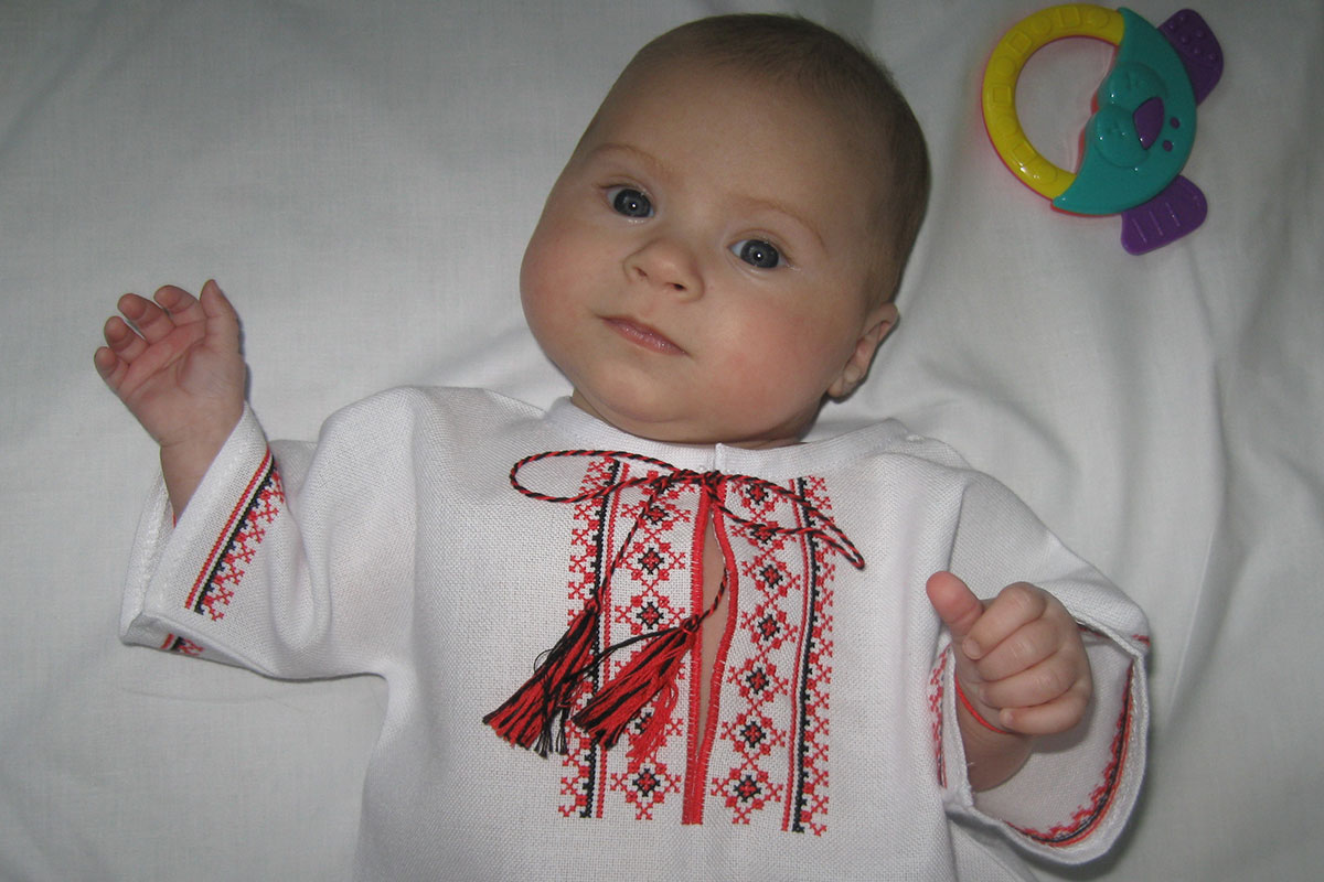 Маленькие украинцы. Ребенок в вышиванке. Вышиванка для новорожденного. Новорожденные в украинской вышиванке. Украинская вышивка для детей.